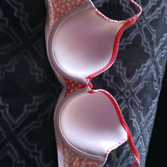 Victoria's Secret Valentine's Day Bra - Picture 8 of 9